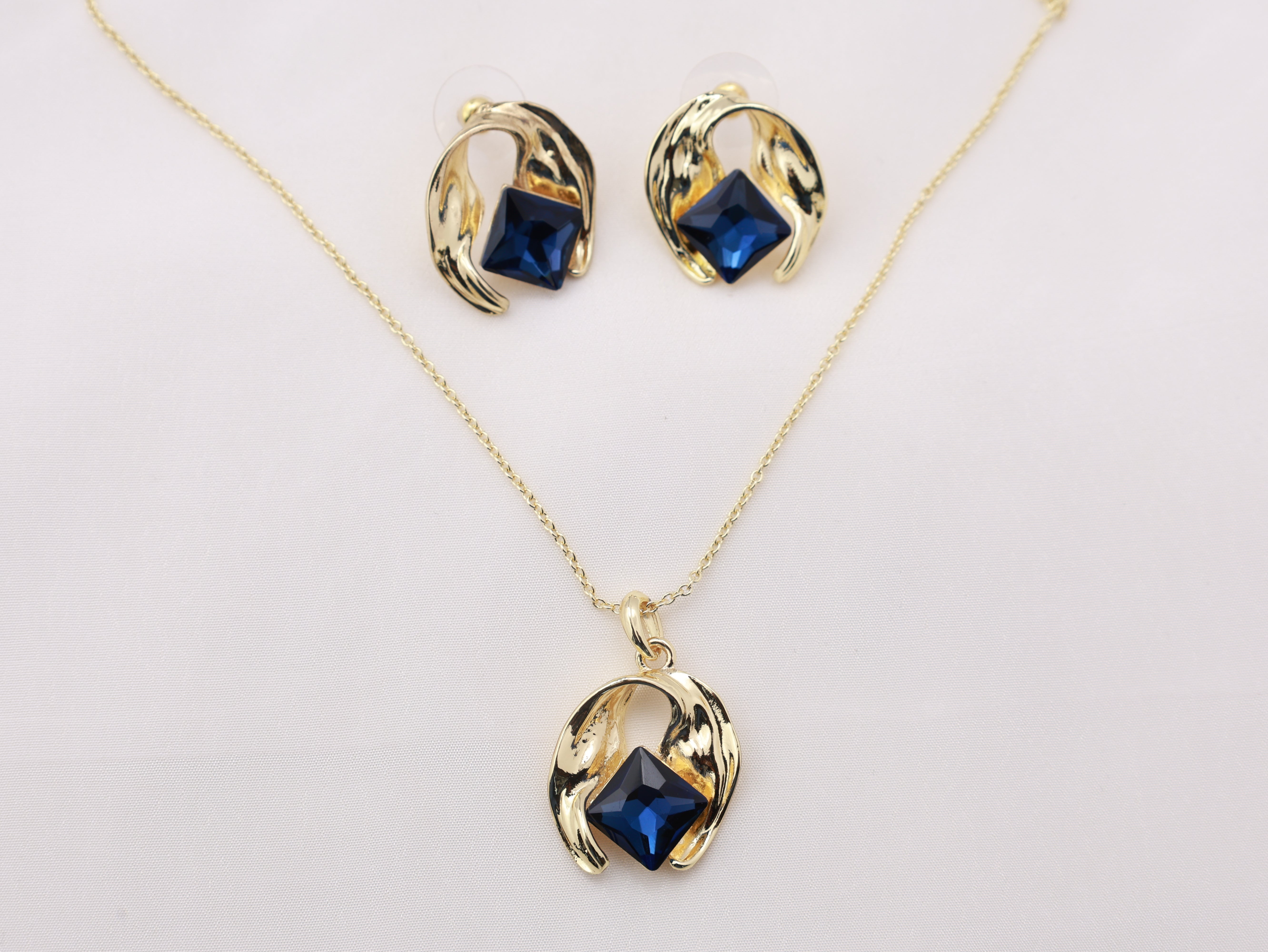 The Windsor Blue Pendant Set